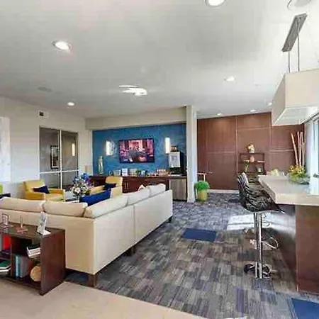 Walk To Nrg 2Bdrm/Balcony Pool View Free Parking Apartment